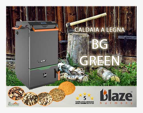 BLAZE HARMONY / BLAZE GREEN BG - L'immagine della presentazione serve a introdurre all'articolo e a far capire in dettaglio cosa viene descritto a proposito della caldaia a legna con gassificazione a fiamma inversa e con carico del combustibile dall’alto della ditta BLAZE HARMONY modello GREEN BG. La caldaia BLAZE GREEN BG viene raffigurata su uno sfondo con un capanno per l’essicazione della legna con in evidenza un ceppo e un’accetta per spaccare la legna. Sono raffigurati anche tutti i vari combustibili che si possono utilizzare per il suo funzionamento, a patto che quelli granulari o triti vengano intercalati ai ciocchi di legno. Il complesso dell’immagine rappresenta quanto sia ancora oggi valido il secolare impiego della legna come combustibile, con la differenza che oggi i rendimenti sono molto più elevati e gli indici d’inquinamento si sono ridotti notevolmente tanto da farla rientrare nella classe ambientale 5 STELLE.