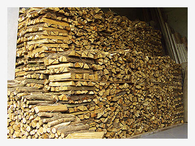 Catasta di legna da ardere posto sotto tettoia ad essiccare