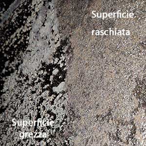 Confronto della superficie del vano di carico con una parte ricoperta di creosoto ed una parte raschiata
