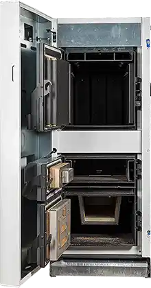 MARELI SYSTEM / CALDAIA LEGNA LCG LAMBDA - L’immagine vuole far vedere frontalmente la caldaia della MARELI modello LCG LAMBDA con i vari sportelli aperti per poter mettere in evidenza le tre zone principali in cui si suddivide il corpo caldaia. Nella parte in alto abbiamo lo sportello superiore che permette l’accesso al vano di carico per effettuare il carico del combustibile. Nella parte intermedia abbiamo lo sportello da dove si esegue l’accensione manuale o in alternativa, si prepara il sistema di accensione automatica. Infine nella parte in basso abbiamo lo sportello inferiore per accedere alla camera di combustione in refrattario e nella parte sottostante il secondo giro fumi dove si deposita una piccola parte di cenere che è bene asportare saltuariamente per avere sempre una combustione ottimale.