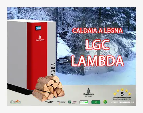 MARELI SYSTEM / CALDAIA LEGNA LCG LAMBDA - L'immagine serve a introdurre all'articolo e a far capire in dettaglio cosa viene descritto a proposito della caldaia a legna con gassificazione a fiamma inversa della ditta MARELI modello LCS LAMBDA. La caldaia LCG LAMBDA viene posizionata su uno sfondo che rappresenta un bosco innevato, per mettere in risalto la sua funzione di riscaldamento rinnovabile ed ecologico. Inoltre viene rappresenta anche: una piccola catasta di legna, per far capire subito il tipo di combustibile impiegato, la dicitura principale del prodotto trattato e alcuni piccoli loghi che indicano le certificazioni che di cui la caldaia è in possesso.