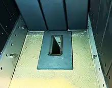 MARELI SYSTEM / CALDAIA LEGNA LCG LAMBDA - L’immagine illustra nel dettaglio il piano del fondello vano di carico con il diffusore in metallo in cui avviene il passaggio della fiamma alla camera di combustione inferiore. Sui due lati si notano i convogliatori laterali che attraverso i vari fori di distribuzione fanno affluire l’aria comburente secondaria.