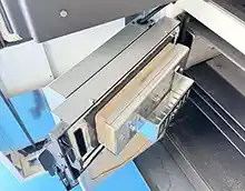 MARELI SYSTEM / CALDAIA LEGNA LCG LAMBDA - L’immagine illustra lo sportello intermedio che serve per accedere al fondello del vano di carico e poter effettuare l’accensione sia manuale che automatica. Sul lato esterno sono posti i due attuatori elettrici che regolano indipendentemente l’afflusso automatico dell’aria primaria e secondaria. Sul lato interno dello sportello è posto il sistema d'accensione automatica del combustibile.